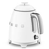 Компактний глянсовий електрочайник Smeg KLF05WHEU RETRO STYLE дизайнерський білий чайник 3D-логотипом, фото 7