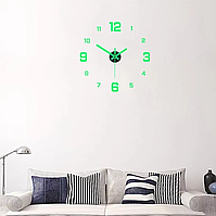 Настінний годинник, що світиться в темряві