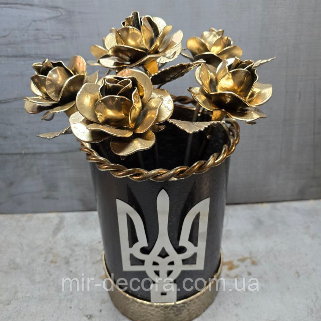 Пам’ятна ваза з золотистими трояндами з гербом, металева ваза, ваза пам'яті Героя, вшанування Героїв.