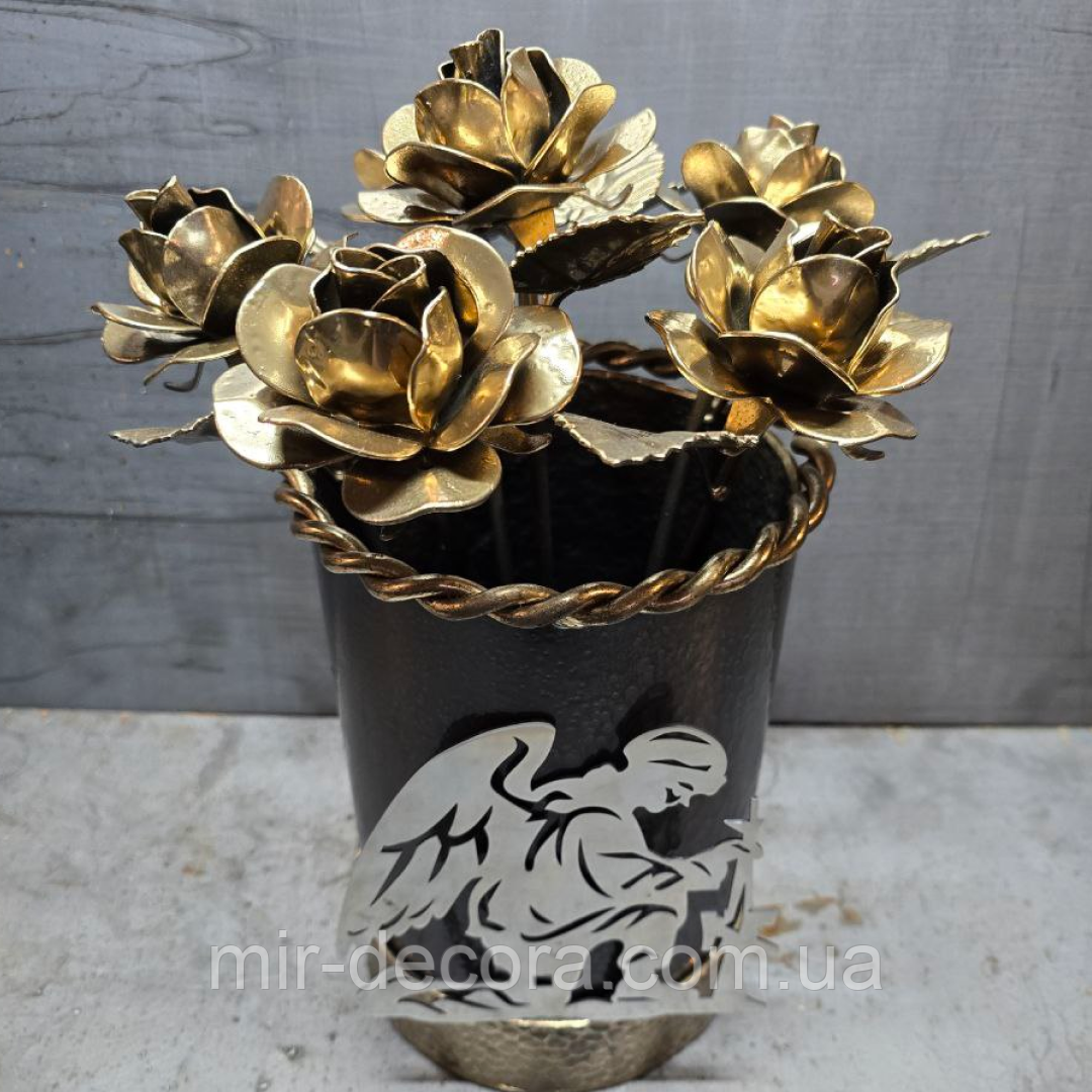 Ваза для вшанування героїв з солдатом середня, металева конструкція, пам’яті Героя, для алей слави.