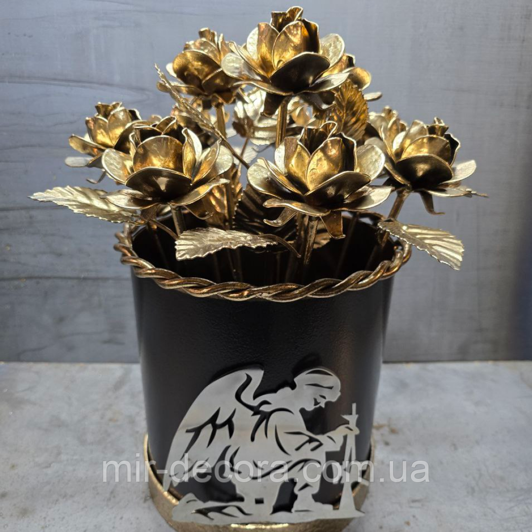 Металева ваза з золотими трояндами, пам’ятний букет, золотий декор, ваза пам'яті, алея слави.