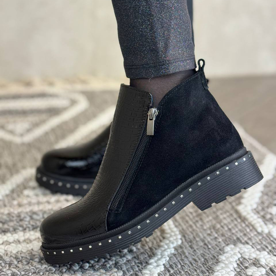 Черевики жіночі замшеві на маленькому підборі, колір чорний, фото 1