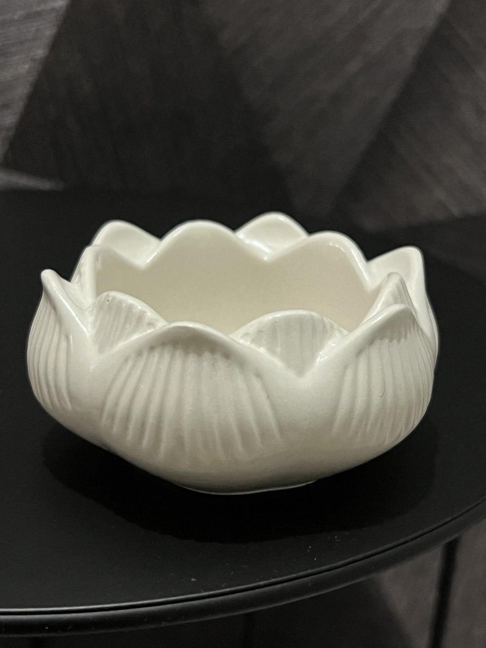 Кашпо з гіпсу Лотос для контейнерних свічок.