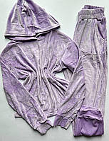 Лавандовий костюм велюр, штани з кишенями та кофта з капюшоном.