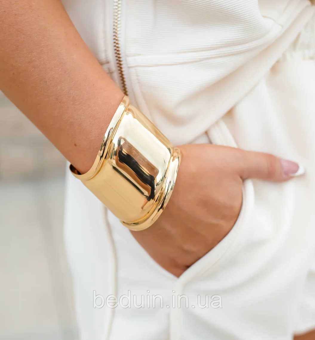 Широкий гладкий браслет-манжет на руку металевий "Бритні" — золотистий Aushal Jewellery