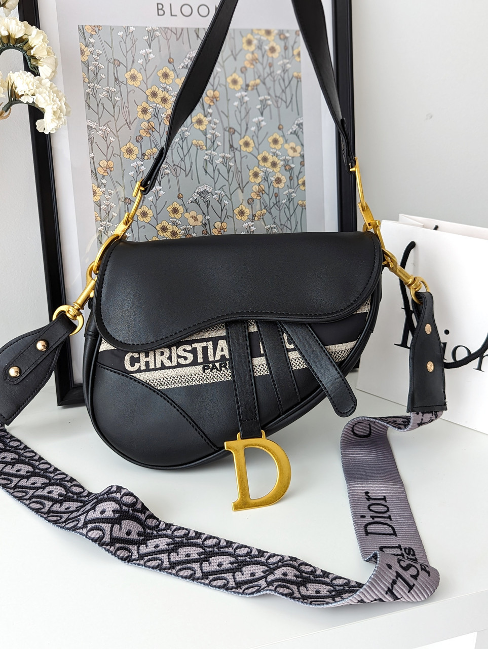 Жіноча сумка седло Крістіан Діор чорна з написом, фото 1