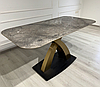Стіл модний обідній «Пікок» 160×90 см з керамічною стільницею сірий емаль і золотою металевою ніжкою, сучасний стиль, фото 6