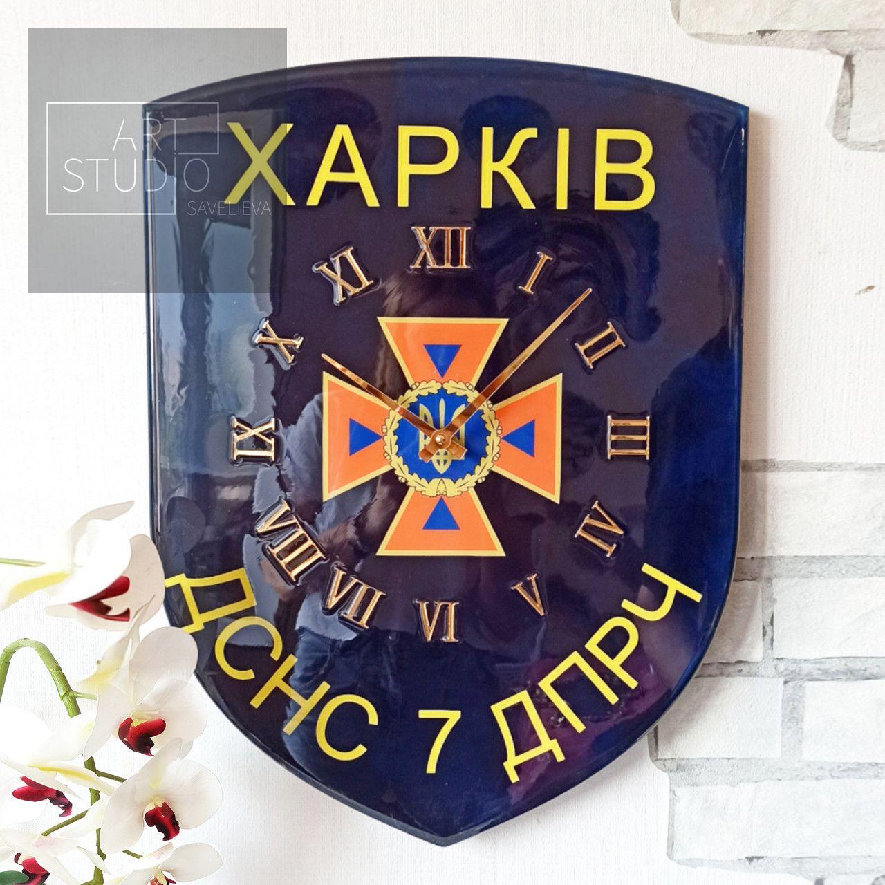 Годинник настінний з епоксидної смоли "Шеврон" 40х30 см