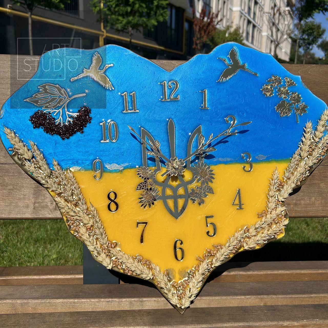 Годинник настінний з епоксидної смоли "Серце України" 40х32 см