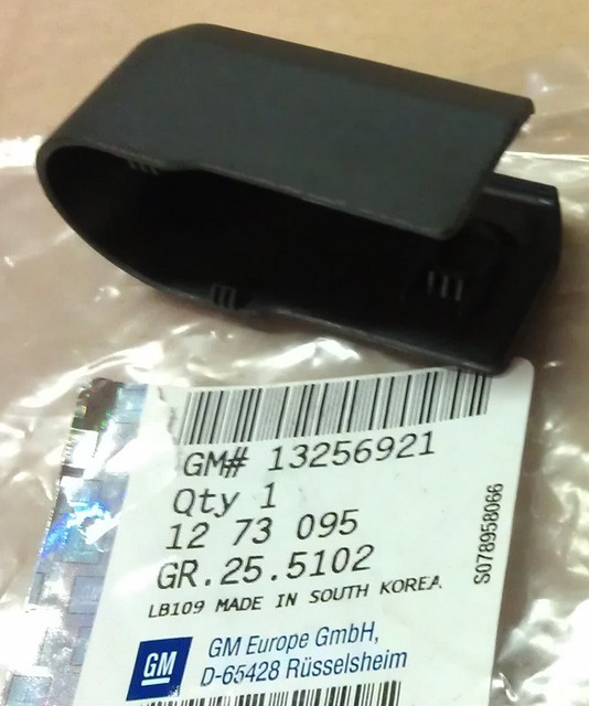 Ковпачок (кришка захисна) повідця заднього склоочисника (скало кришки багажника) GM 1273095 13256921 OPEL Astra-J Zafira-C