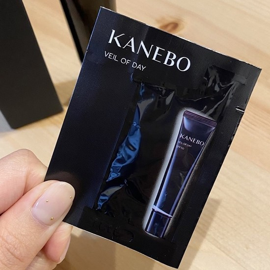 Kanebo Veil of Day SPF50 зволожуюча сонцезахисна сироватка, пробник 0,5 г