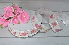 Репсова стрічка з мереживною обробкою Квіти молочна 2.5 см (бобіна 18 м).