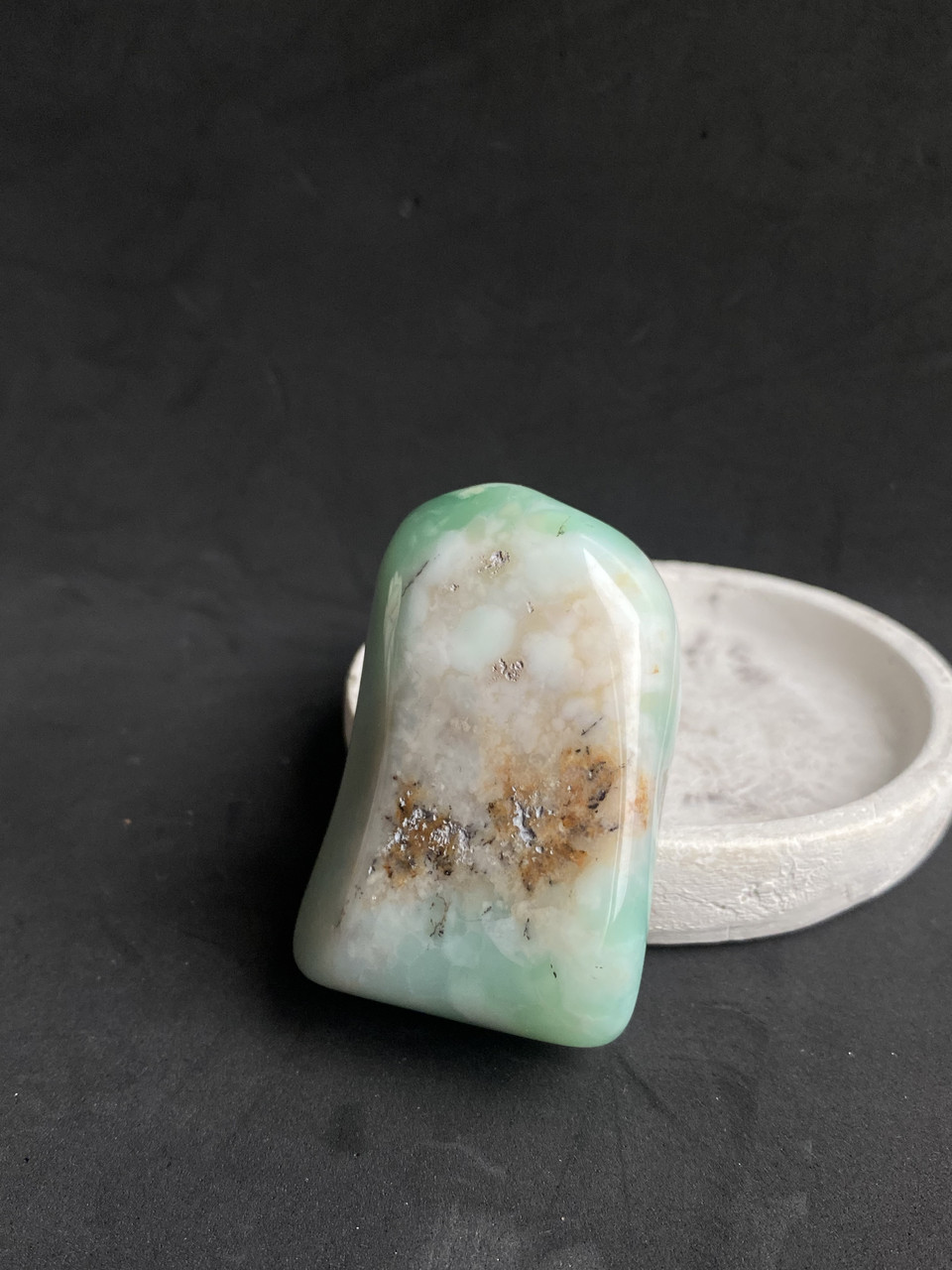 Хризопраз натуральний камінь необроблений хризопраз 58*45*26 мм., фото 1