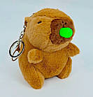 Брелок м'яка іграшка Капібара з зеленим жуйкою 12 см