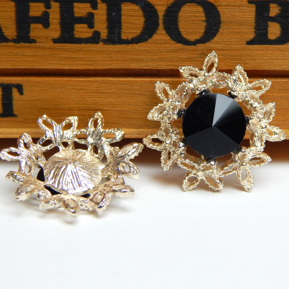 Стразовий декор в ажурній золотій оправі «Квітка» 2,3 см, чорний