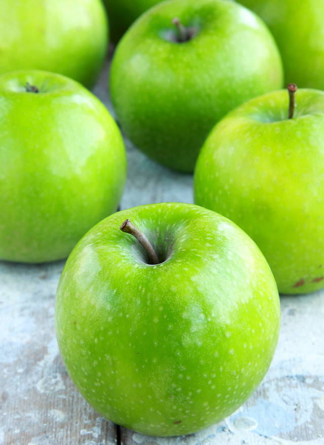 Яблуня "Гренні Сміт" (дерево низьке, має густу крону у вигляді піраміди), фото 1