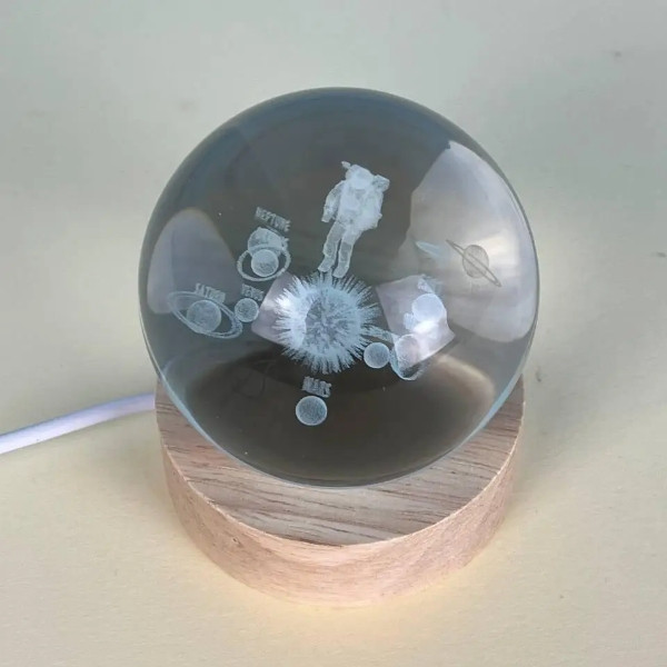 Куля акрилова Астронавт в космосі 6см з підсвічуванням на підставці, фото 1