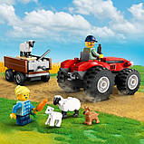 Конструктор LEGO City Червоний фермерський трактор з причепом ілоттю 116 деталей (60461), фото 6