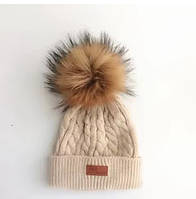 Шапка-біні в'язана, з хутряним помпоном з Єнота. Натуральний хутряний помпон
