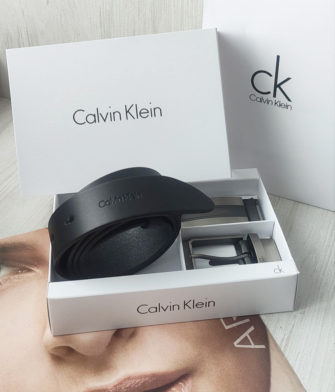 Чоловічий подарунковий набір ремінь + дві пряжки CK, фото 1