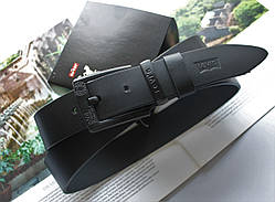 Стильний чоловічий ремінь LEVIS з чорною пряжкою