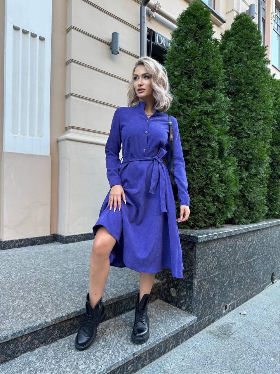 Жіноча вельветова фіолетова сукня міді з поясом на гудзиках