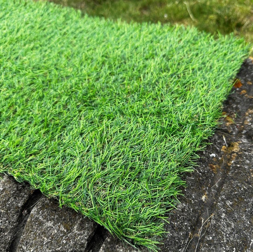 Ширина рулону 1 метр декоративна вулична штучна трава LG Grass 20 мм.