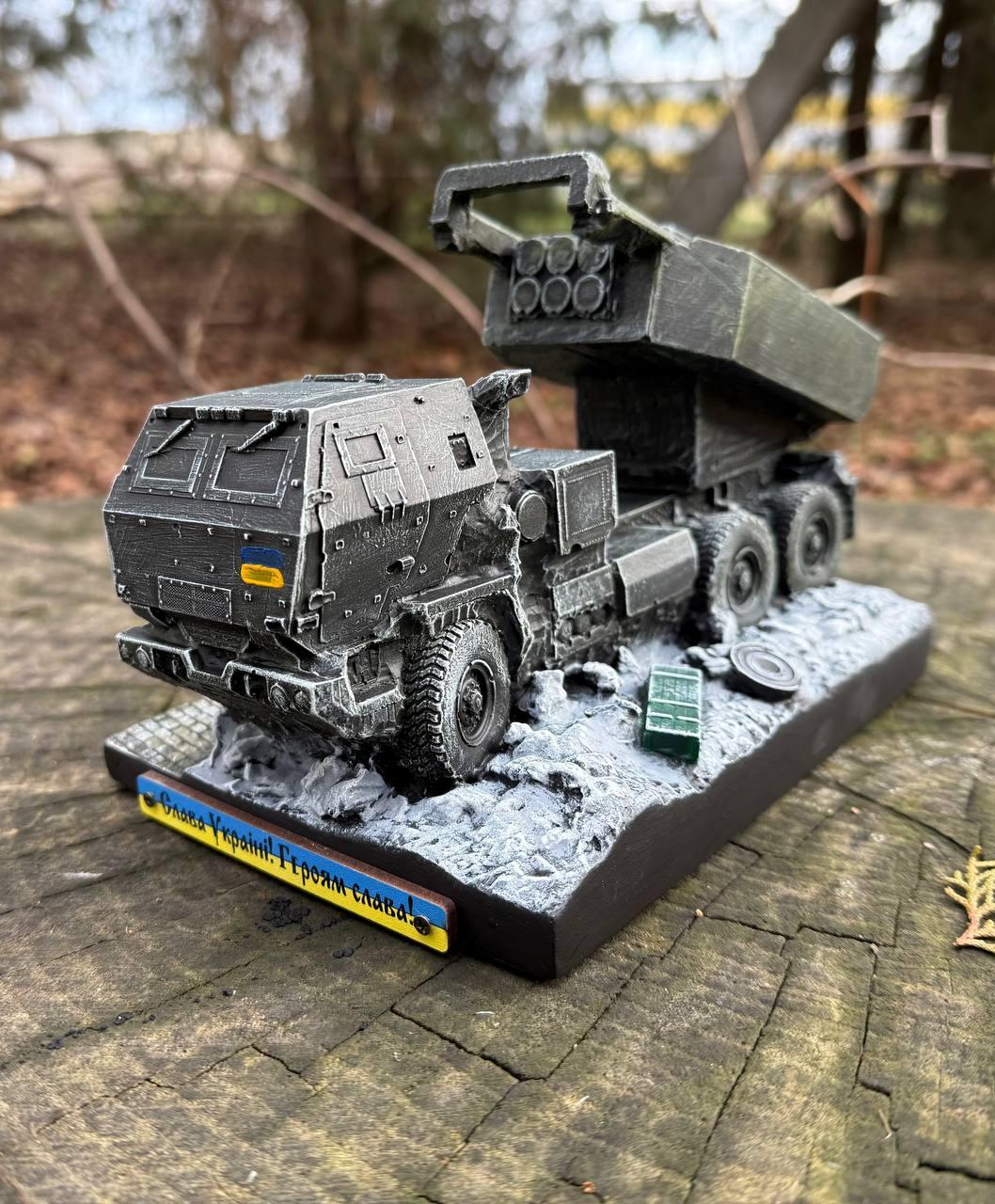 Статуетка Хаймарс Himars з гіпсу ручної роботи - Військова техніка на подарунок, розмір 21х13х14 см