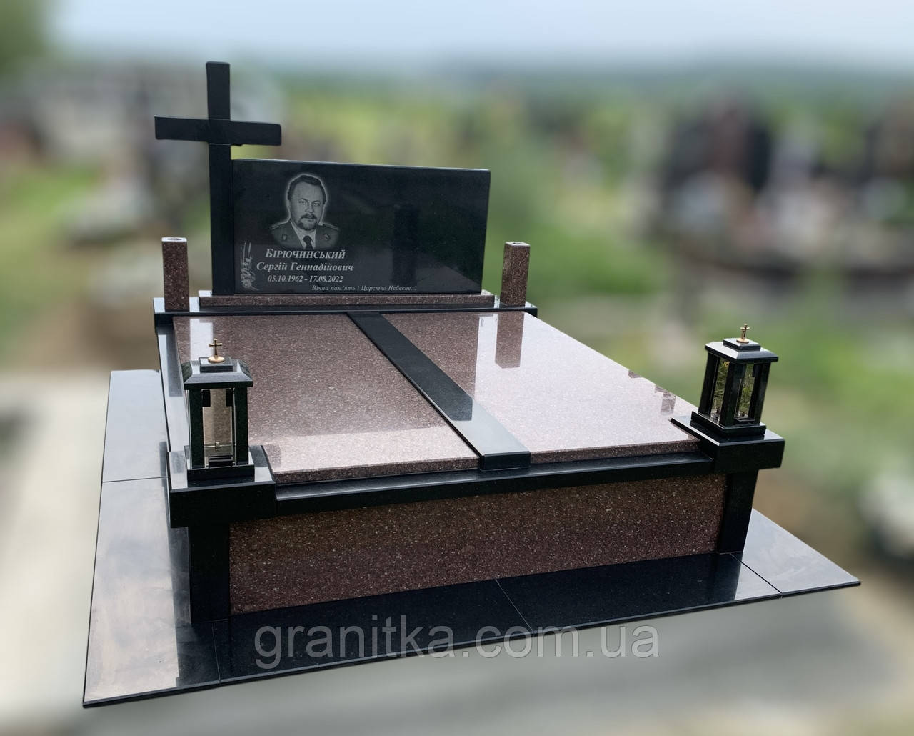 Памятник двойний плита, плита і хрест червоно-чорний граніт 213