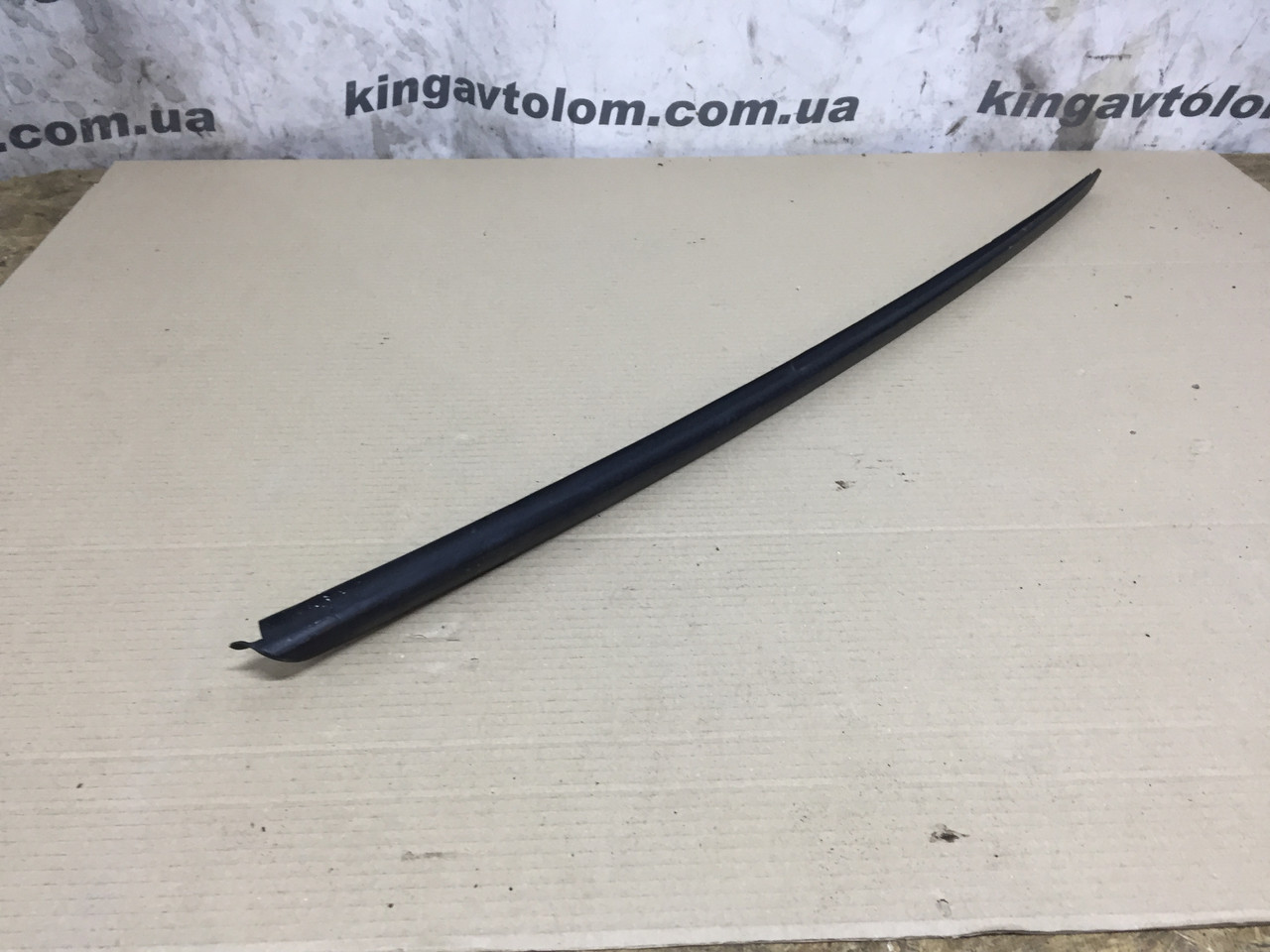 Молдинг лобового скла лівий Audi A4 B8 8K0854327
