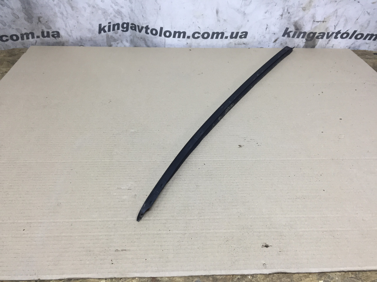 Молдинг лобового скла правий Audi A4 B8 8K0854328, фото 1