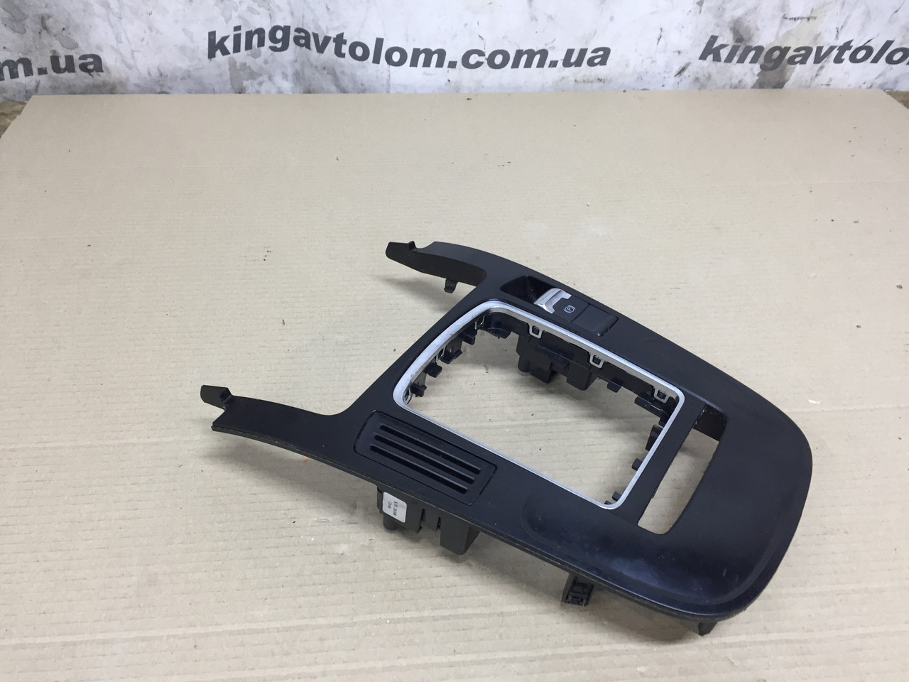 Накладка центральної консолі Audi A4 B8 8K0864261