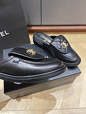 Жіночі чорні шкіряні мюлі Chanel із золотим логотипом стьобані лофери Шанель на плоскій підошві, фото 5