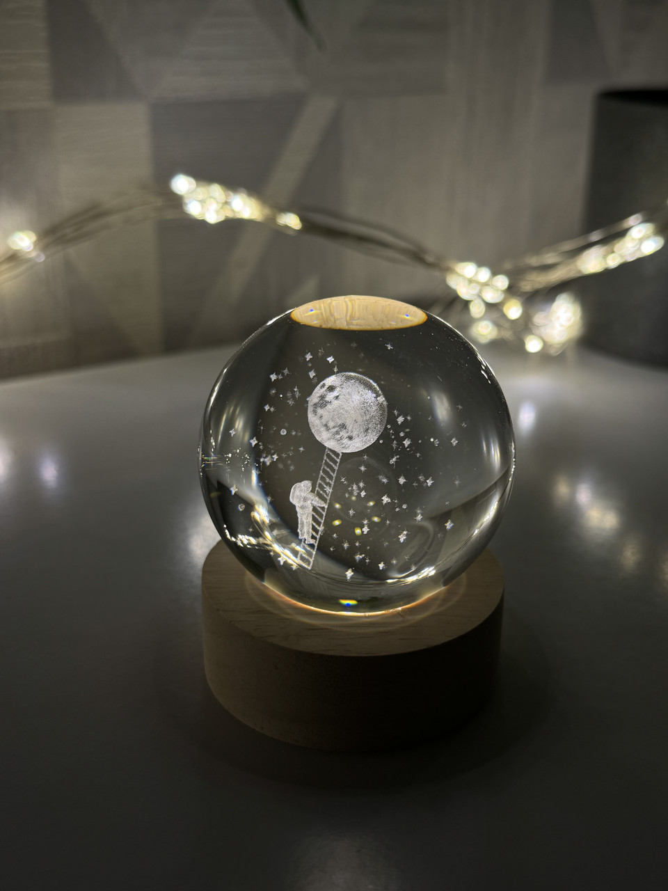 Декоративний 3D-нічник кришталева куля "Висадка космонавта на Місяць" з Led підсвічуванням на 60мм, прозорий