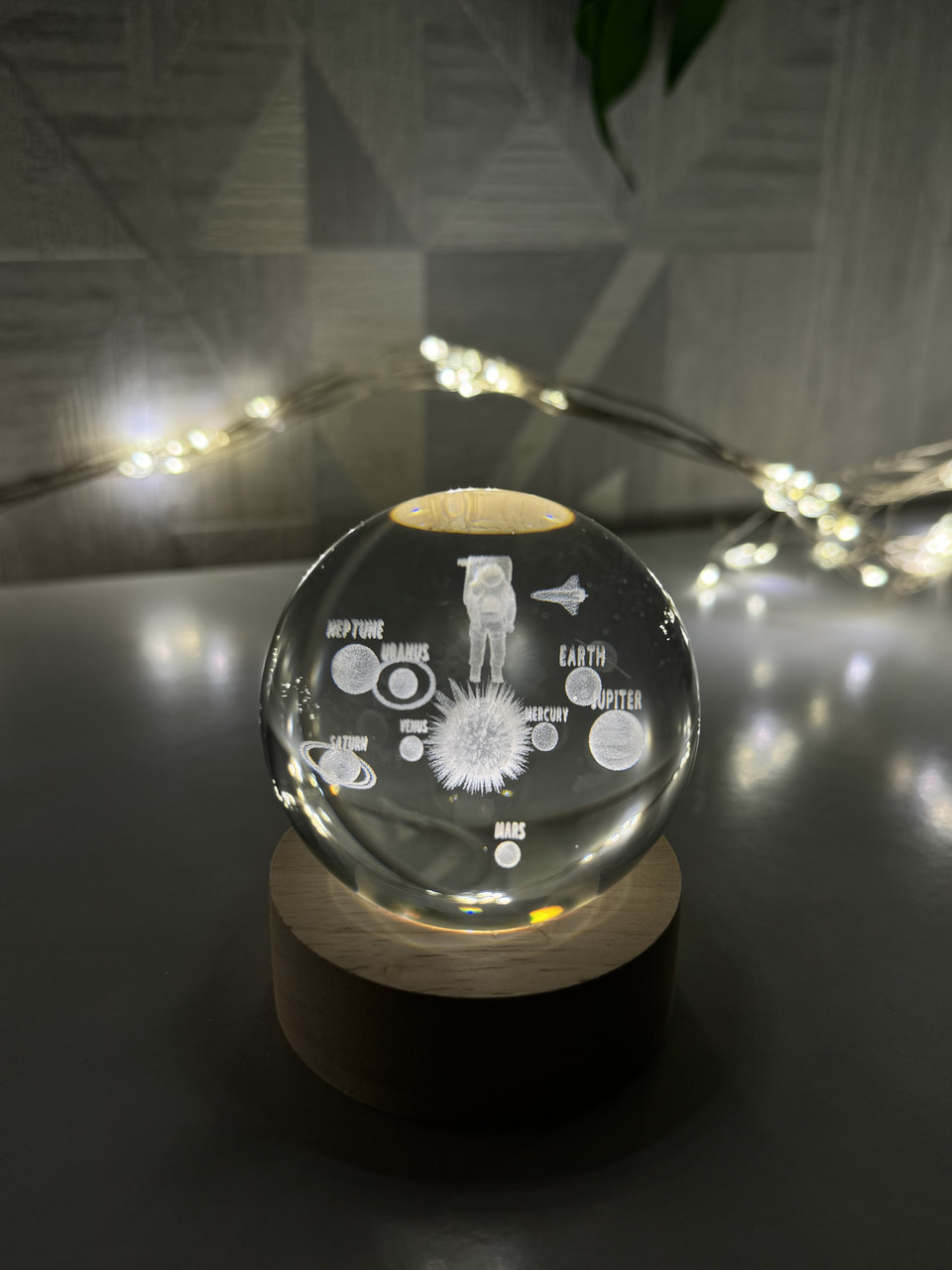 Декоративний 3D-нічник кришталева куля "Літаючий астронавт" з Led підсвічуванням на 80мм, прозорий