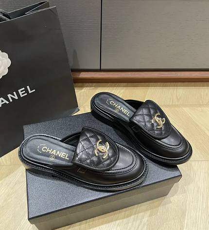 Жіночі чорні шкіряні мюлі Chanel із золотим логотипом стьобані лофери Шанель на плоскій підошві, фото 1