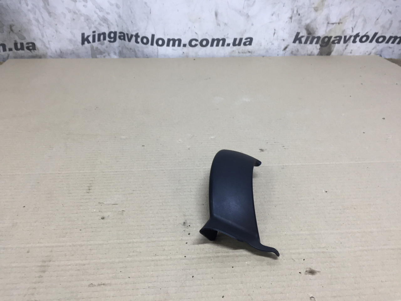 Накладка петлі багажника права Audi A4 B8 8K9827280A