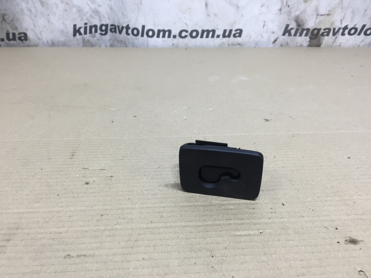 Кронштейн кріплення сітки салону Audi A4 B8 8K9861735