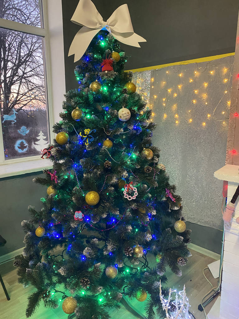 Засніжена штучна ялинка з шишками Елітна 2,2 м, новорічні штучні пвх ялини ялинки і сосни з інеєм - фото покупців 1