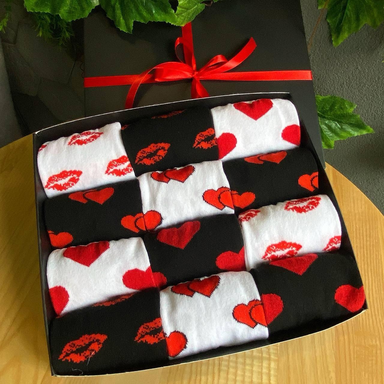 Оригінальний бокс шкарпеток хлопцям на 12 пар 40-45 р чорно-білі та бавовняні з малюнком для закоханих Br BAR, фото 1