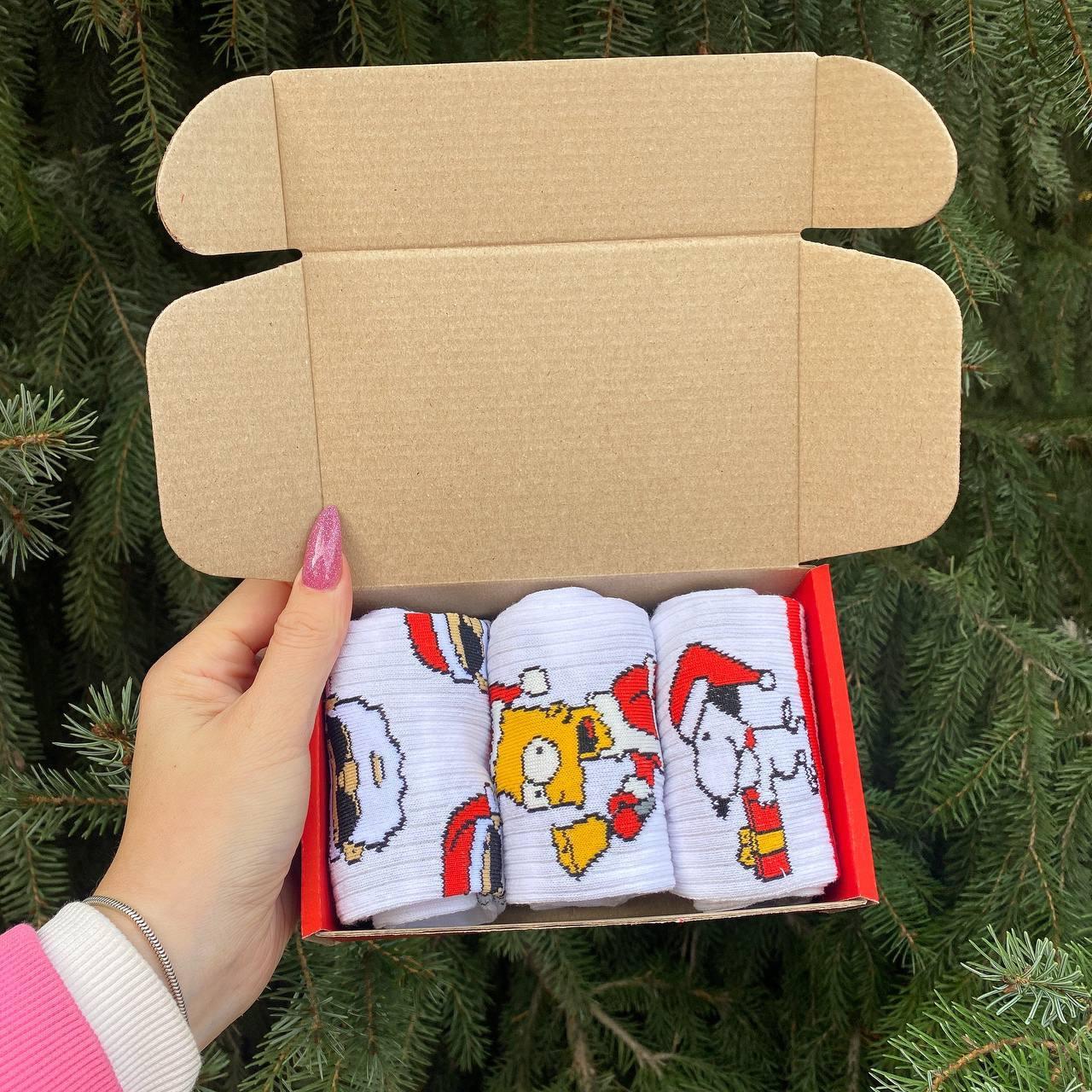 Подарунковий набір чоловічих Новорічних білих шкарпеток 40-45 на 3 пари в коробці Br BAR, фото 1