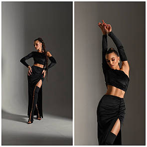 Жіночий оксамитовий чорний костюм з топа на одне плече і спідниці з розрізом