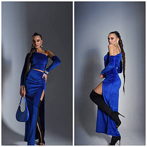 Жіночий оксамитовий синій костюм з топа на одне плече і спідниці з розрізом