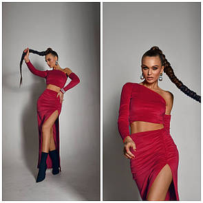 Жіночий оксамитовий червоний костюм з топа на одне плече і спідниці з розрізом