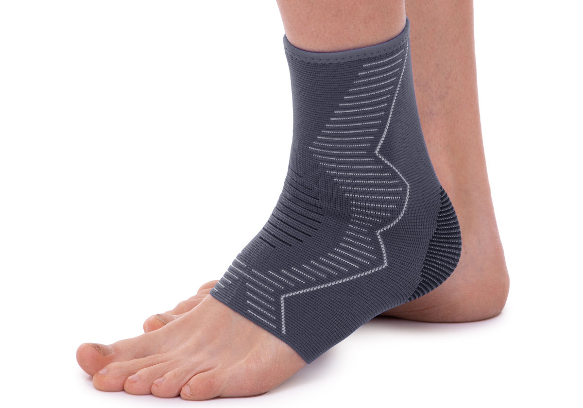 Фіксатор гомілкостопу EasyFit Ankle Support, еластичний, S–M