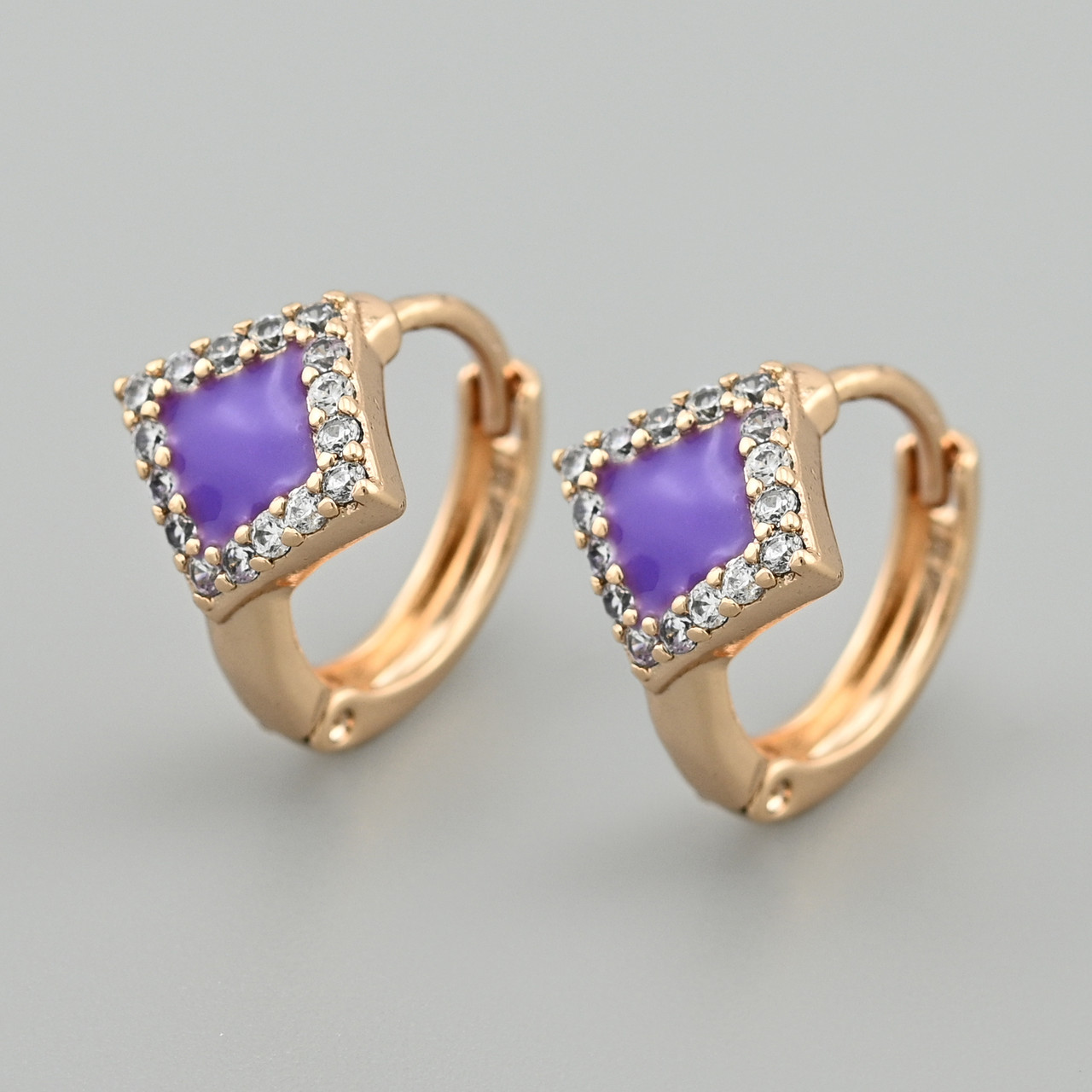 Сережки Геометрія 47025 розмір 13х10 мм білі фіаніти фіолетова емаль вага 2.4 г позолота 18К, фото 1