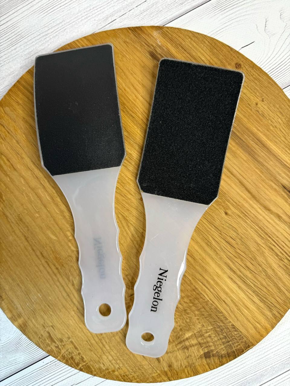 Терка Niegelon для педикюру вигнута