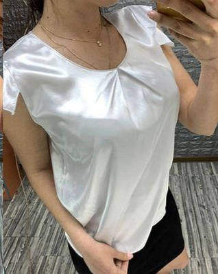 Біла атласана блуза з рюшами