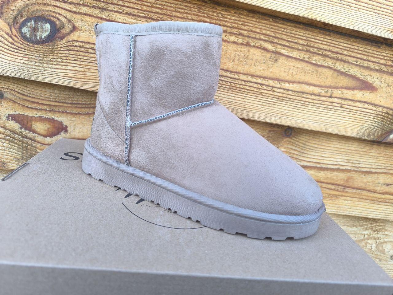 Угги бежевые экозамшевые светлые теплые зимние низенькие коротенькие непромокаемые с лейбл  UGG на пяточке