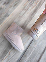 Угги бежевые экозамшевые светлые теплые зимние низенькие коротенькие непромокаемые с лейбл  UGG на пяточке, фото 2